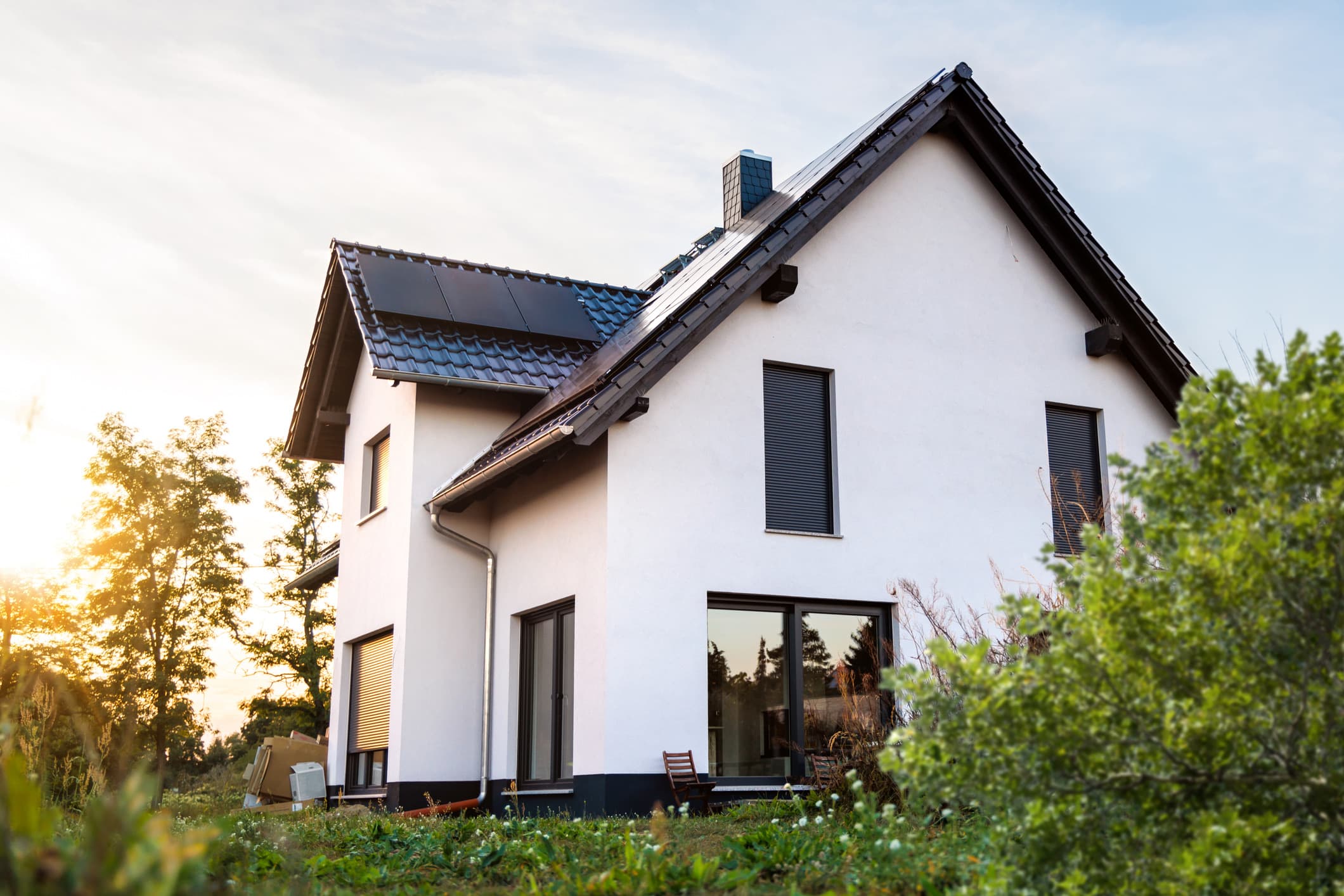 Hochwertiges Einfamilienhaus, weiß verputzt, mit Photovoltaik-Anlage im Grünen