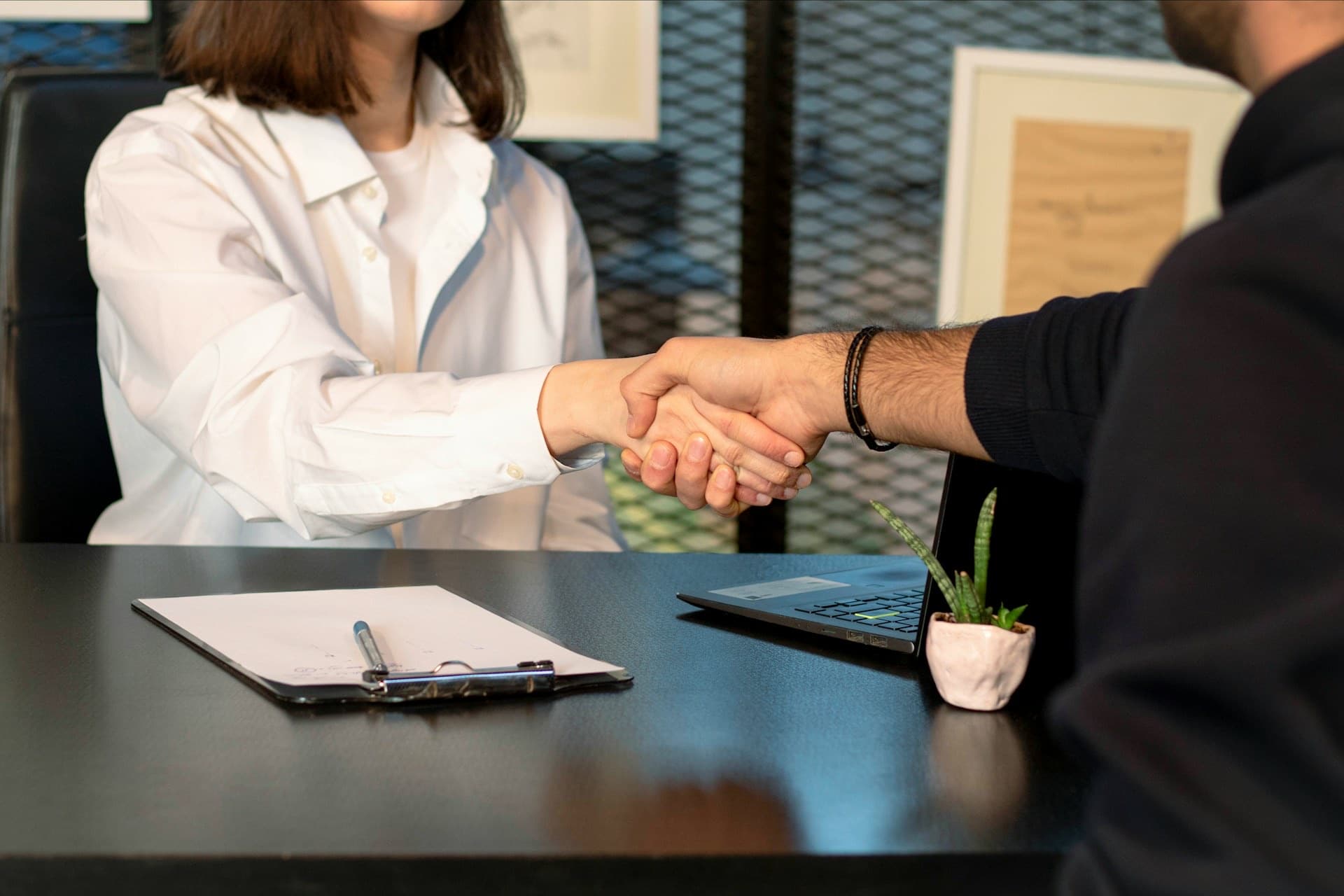 Handschlag zwischen Berater und Kunde