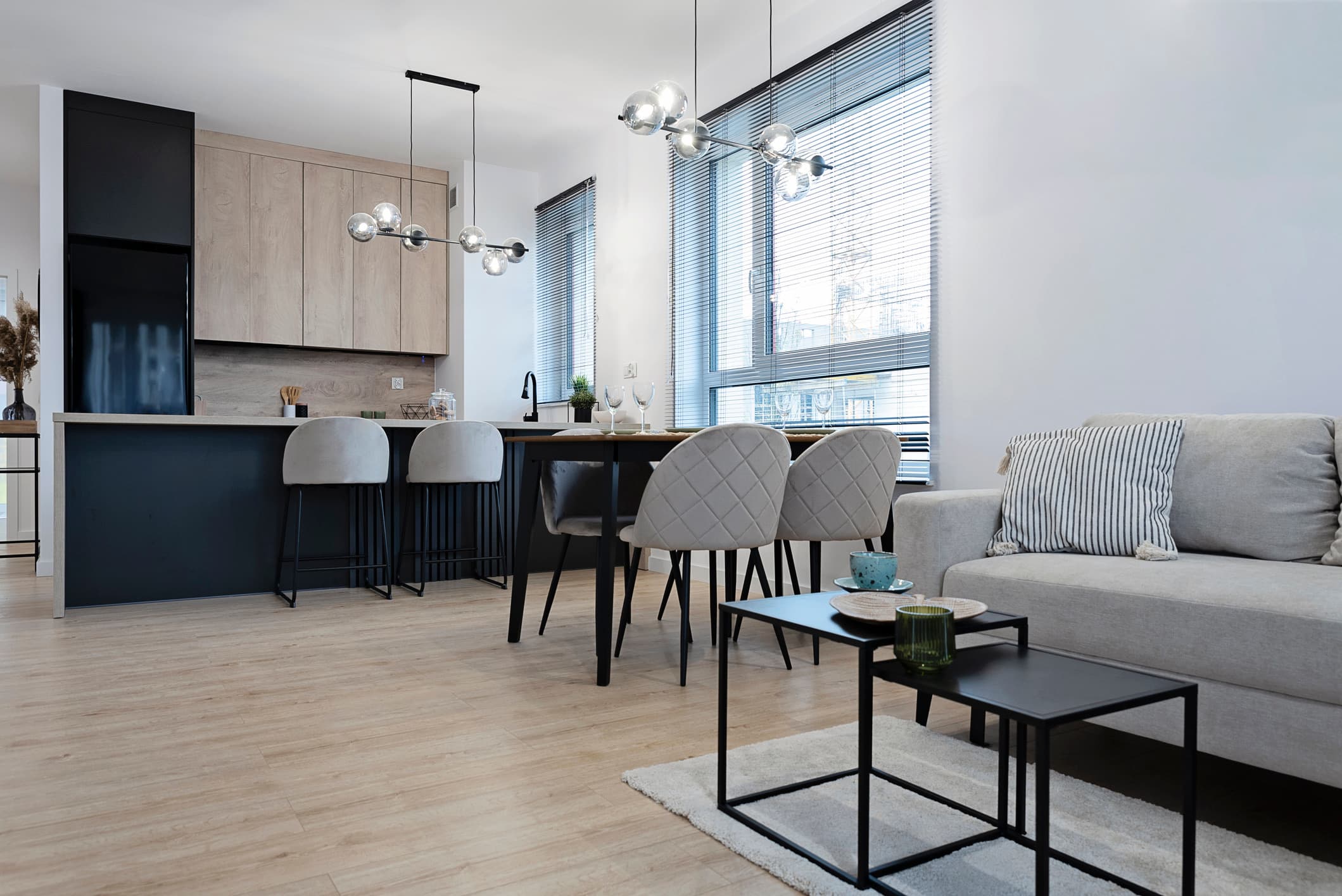 Wohnung mit offener Küche und Wohnbereich